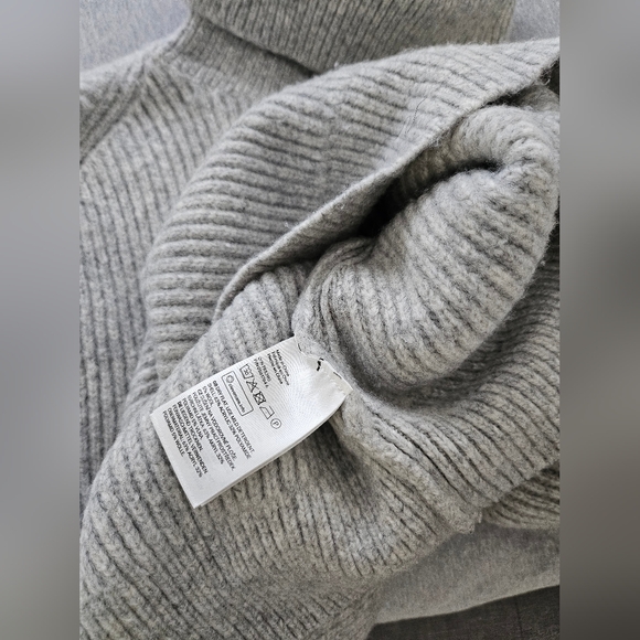 H&M  Grey Turtleneck - Picture 3 of 7